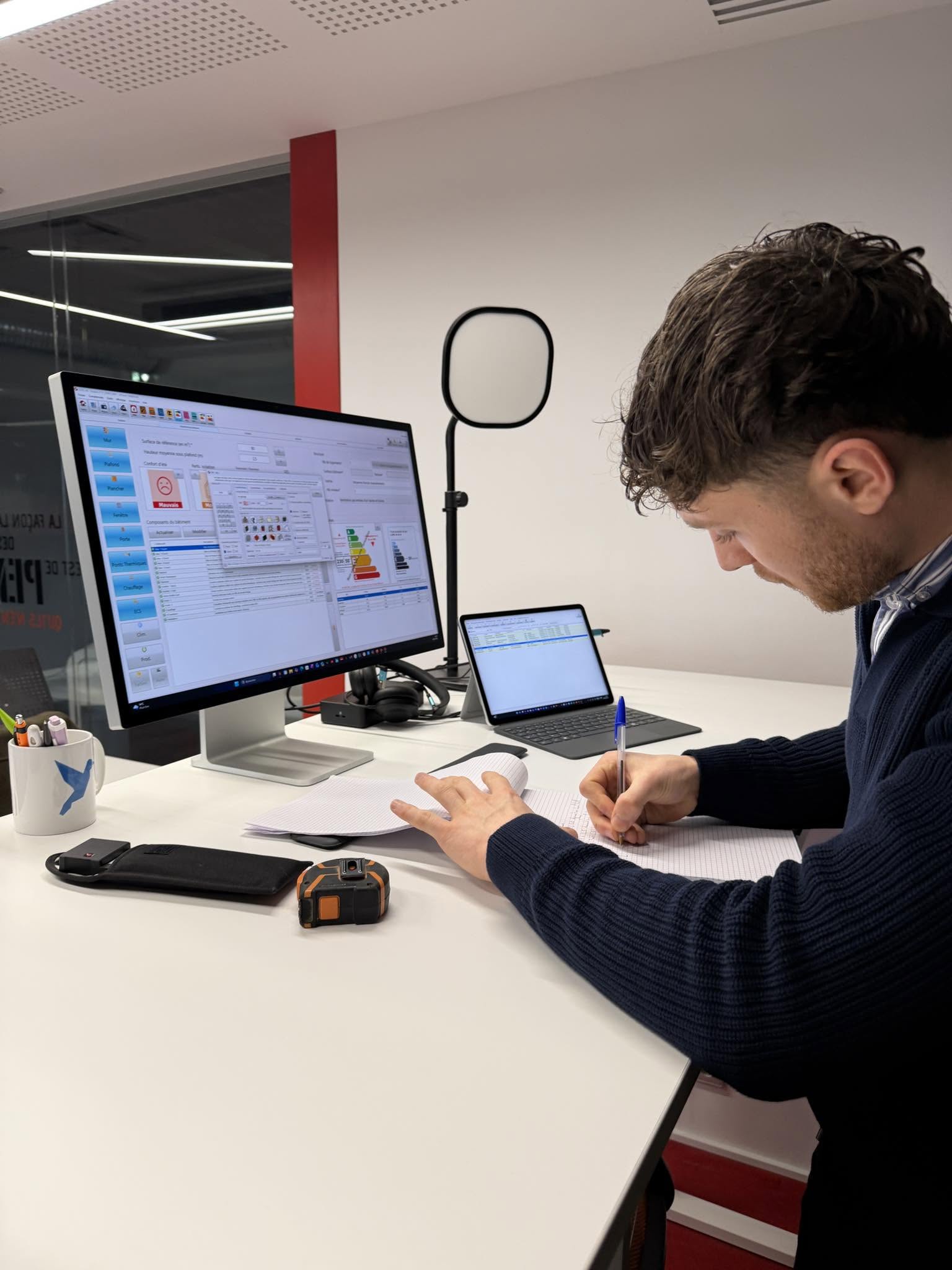 Dylan Marot, diagnostiqueur D2M Diagnostic, en train de rédiger un rapport de diagnostic sur son poste de travail